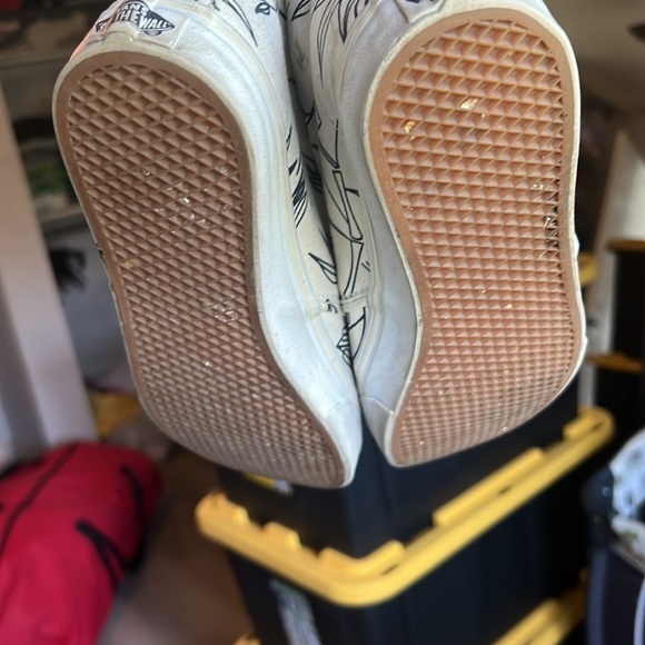 Vans - Picture 5 of 7